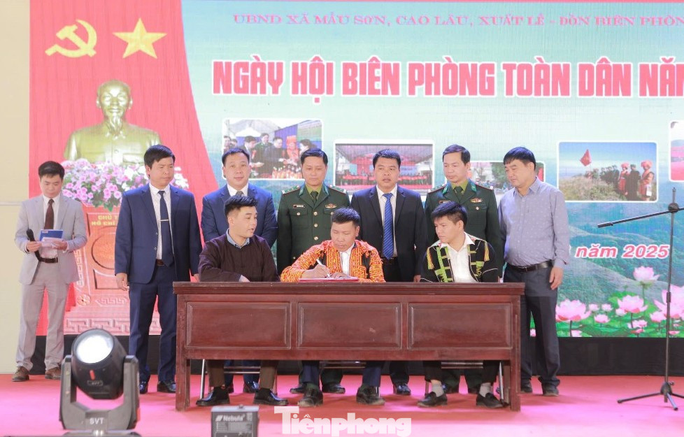 Đại diện các hộ dân ký kết thực hiện phong trào "Toàn dân tham gia bảo vệ chủ quyền lãnh thổ, an ninh quốc gia". Đại diện các hộ dân ký kết thực hiện phong trào "Toàn dân tham gia bảo vệ chủ quyền lãnh thổ, an ninh quốc gia".