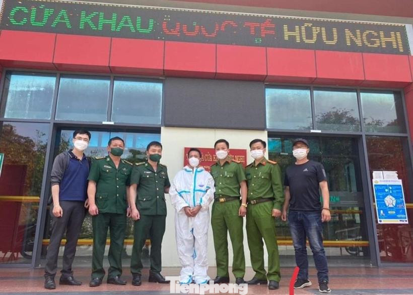 Đối tượng Thào Mý Say (giữa) bị cơ quan chức năng Trung Quốc bắt giữ và trao trả về nước qua cửa khẩu quốc tế Hữu Nghị (Lạng Sơn) -Ảnh: BP Đối tượng Thào Mý Say (giữa) bị cơ quan chức năng Trung Quốc bắt giữ và trao trả về nước qua cửa khẩu quốc tế Hữu Nghị (Lạng Sơn) -Ảnh: BP