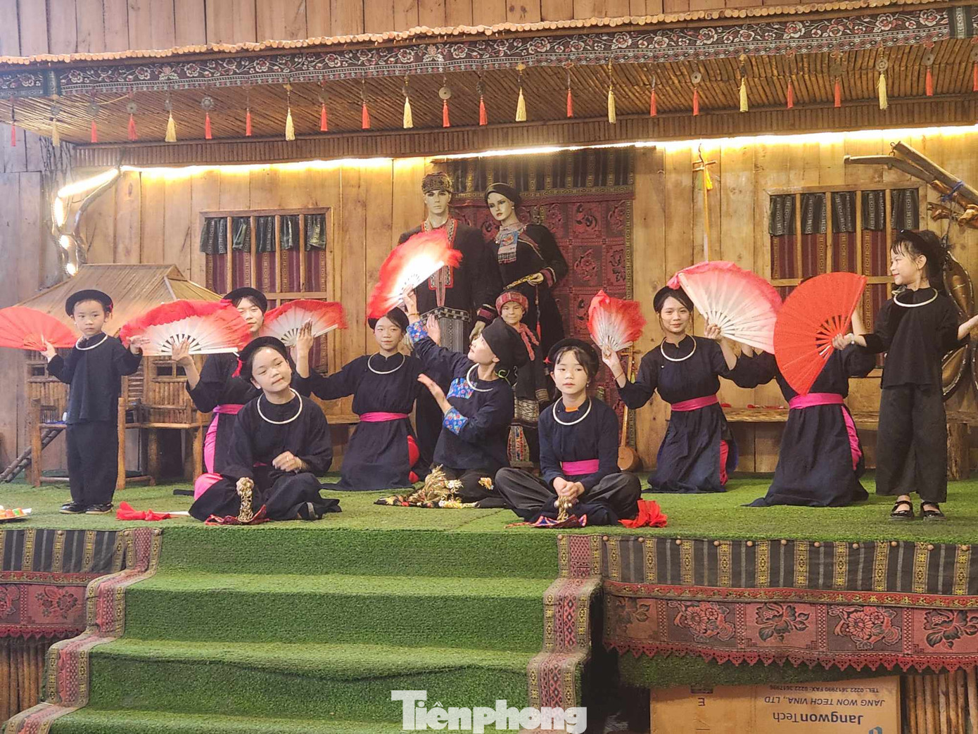 Chiều 1/9, các nghệ nhân câu lạc bộ đàn tính, hát then ở phường Đông kinh, thành phố Lạng Sơn biểu diễn, giao lưu tại Trạm dừng nghỉ Hoa Hồi (huyện Chi Lăng ) thu hút sự chú ý, tham gia của du khách muôn phương (ảnh: Duy Chiến). Chiều 1/9, các nghệ nhân câu lạc bộ đàn tính, hát then ở phường Đông kinh, thành phố Lạng Sơn biểu diễn, giao lưu tại Trạm dừng nghỉ Hoa Hồi (huyện Chi Lăng ) thu hút sự chú ý, tham gia của du khách muôn phương (ảnh: Duy Chiến).