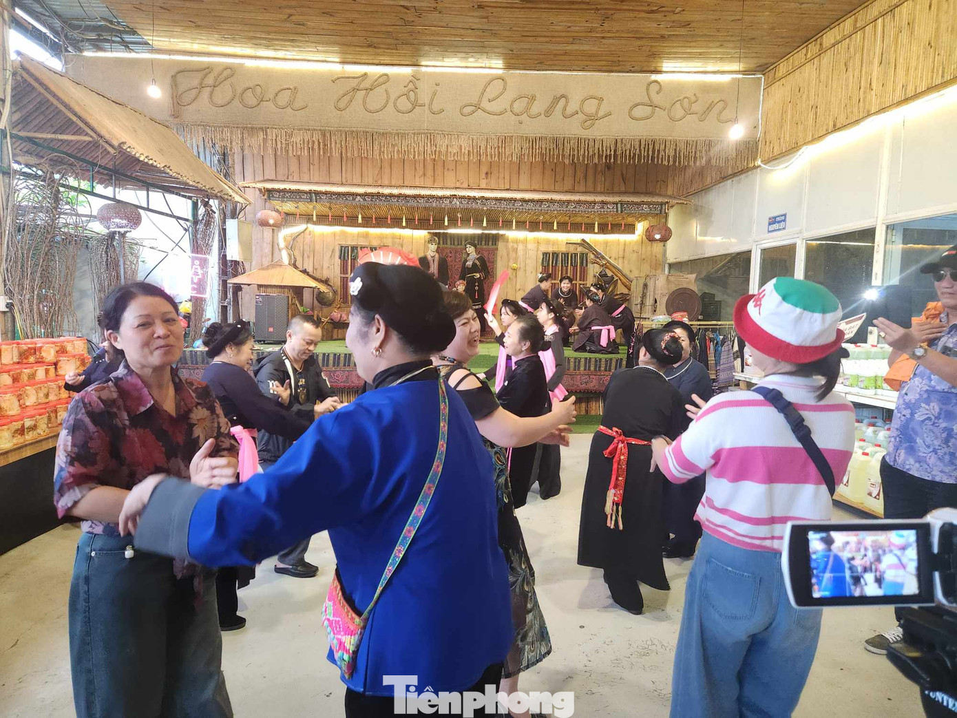 Du khách phương xa chung vui với điệu múa sôi động Lạng Sơn (ảnh: Duy Chiến). Du khách phương xa chung vui với điệu múa sôi động Lạng Sơn (ảnh: Duy Chiến).