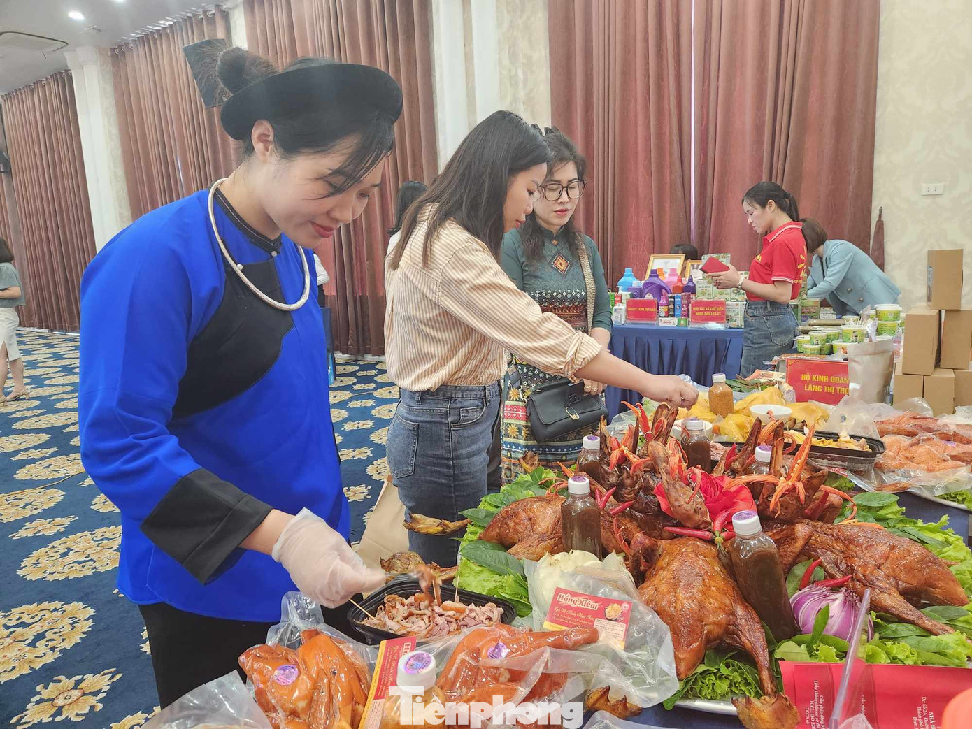 Lên xứ Lạng dịp Tết Độc lập, du khách được thưởng thức những sản vật nổi tiếng như: Vịt quay, lợn quay thơm ngon (ảnh: Duy Chiến). Lên xứ Lạng dịp Tết Độc lập, du khách được thưởng thức những sản vật nổi tiếng như: Vịt quay, lợn quay thơm ngon (ảnh: Duy Chiến).