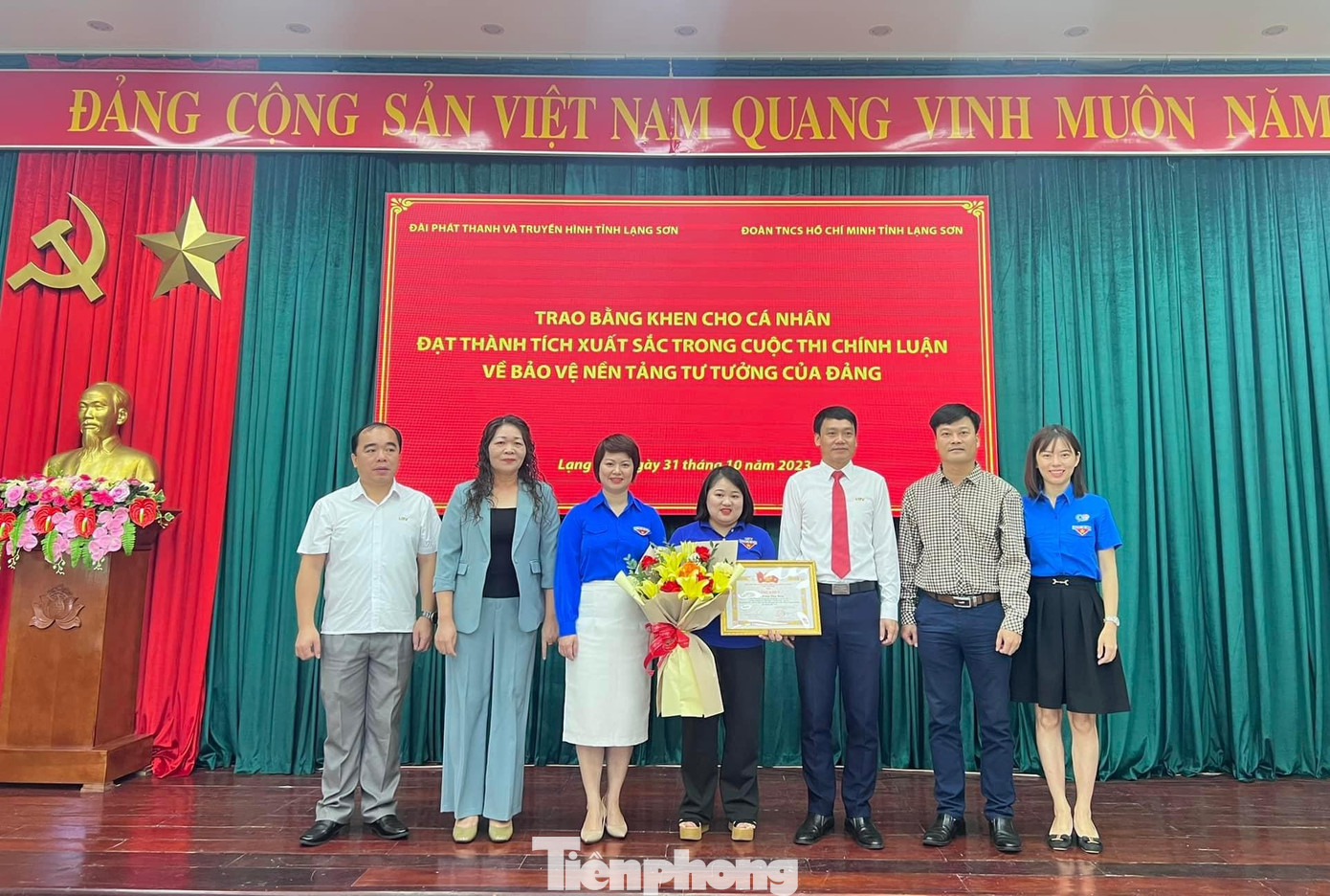 Tỉnh Đoàn Lạng Sơn trao tặng Bằng khen cho chị Diệp Hằng- Đoàn viên Đài PTTH tỉnh Lạng Sơn vì đạt thành tích xuất sắc trong cuộc thi chính luận bảo vệ tư tưởng của Đảng. Tỉnh Đoàn Lạng Sơn trao tặng Bằng khen cho chị Diệp Hằng- Đoàn viên Đài PTTH tỉnh Lạng Sơn vì đạt thành tích xuất sắc trong cuộc thi chính luận bảo vệ tư tưởng của Đảng.