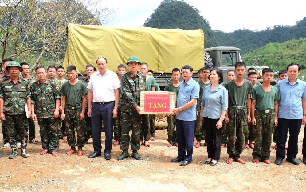 Lãnh đạo tỉnh Cao Bằng tặng quà động viên cán bộ, chiến sỹ tham gia cứu hộ, cứu nạn ở huyện Nguyên Bình. (ảnh: T.H)