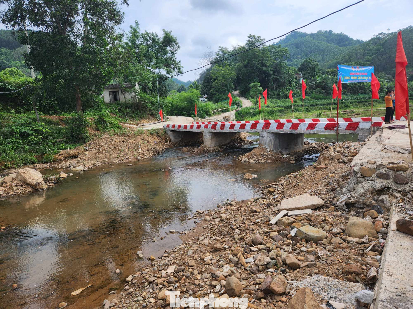 Nhiều cây cầu dân sinh đã được dựng lên, góp phần xây dựng nông thôn mới ở xứ Lạng. Ảnh: Duy Chiến Nhiều cây cầu dân sinh đã được dựng lên, góp phần xây dựng nông thôn mới ở xứ Lạng. Ảnh: Duy Chiến