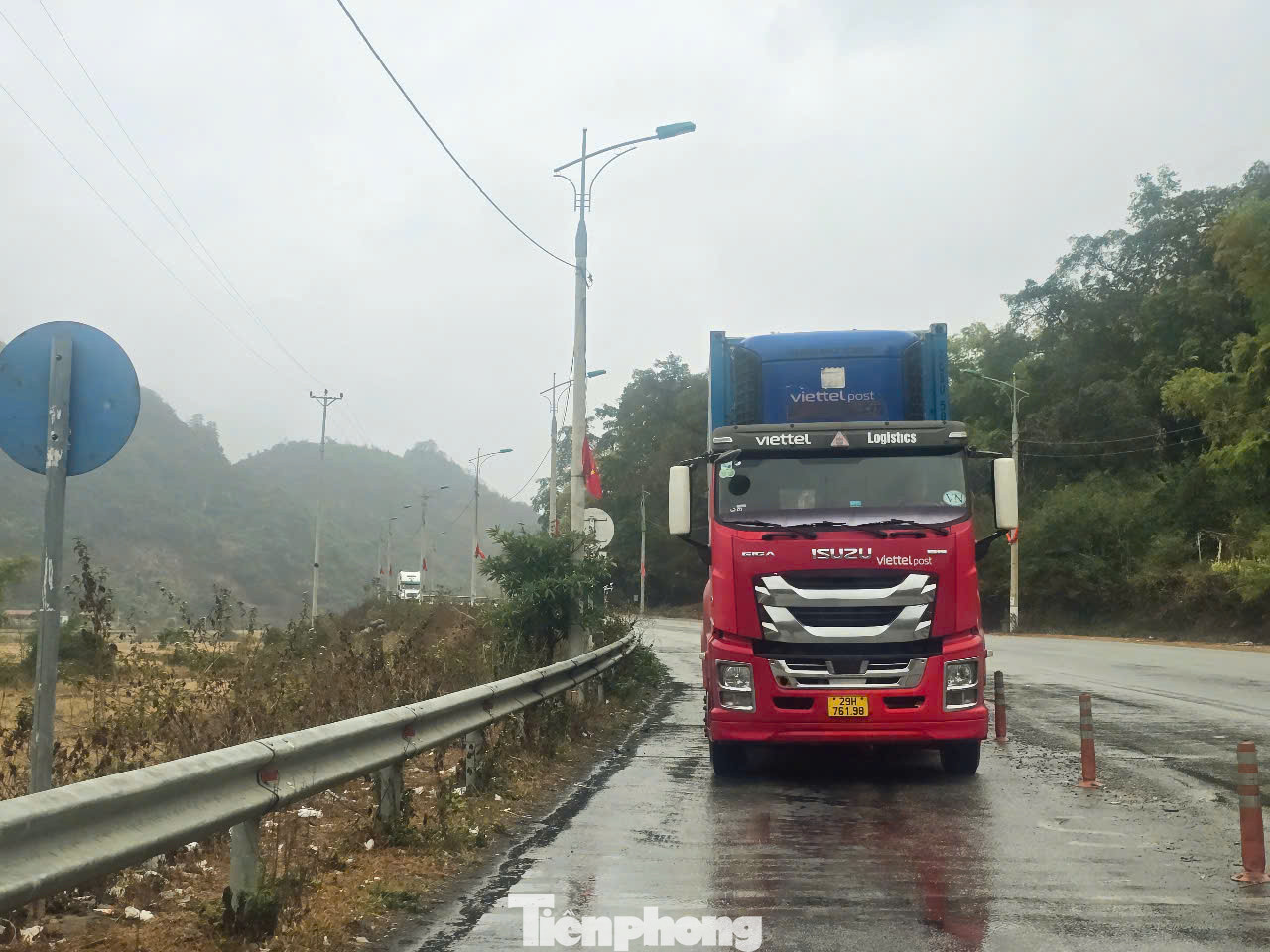 Kể từ ngày 6/2, cùng với Tân Thanh, Hữu Nghị, các cửa khẩu khác ở Lạng Sơn như: Na Hình, Cốc Nam (huyện Văn Lãng), Chi Ma (huyện Lộc Bình) mở cửa trở lại, làm thủ tục thông quan hàng hóa. Trong ảnh: Xe chở nông sản tới cửa khẩu Tân Thanh rất nhộn nhịp (ảnh: Duy Chiến).