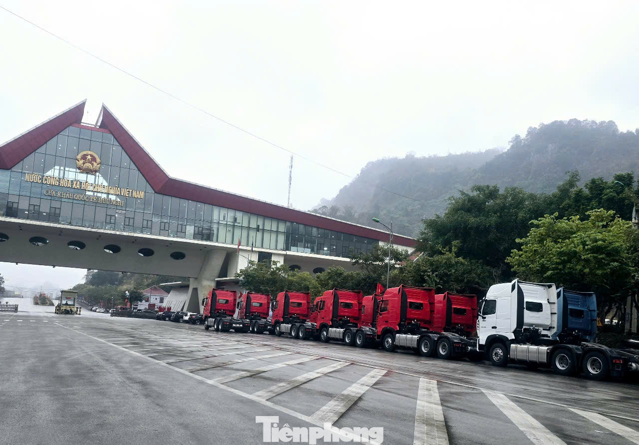 Mặt hàng xe ô tô nguyên chiếc từ Trung Quốc nhập khẩu vào cửa khẩu quốc tế Hữu Nghị khá nhiều trong dịp đầu năm mới Ất Tỵ 2025.