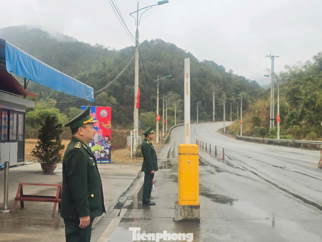 Mặc dù trời mưa lạnh song cán bộ, chiến sỹ biên phòng cửa khẩu Tân Thanh (huyện Văn Lãng) vẫn túc trực tại các điểm chốt kiểm soát (ảnh: Duy Chiến).