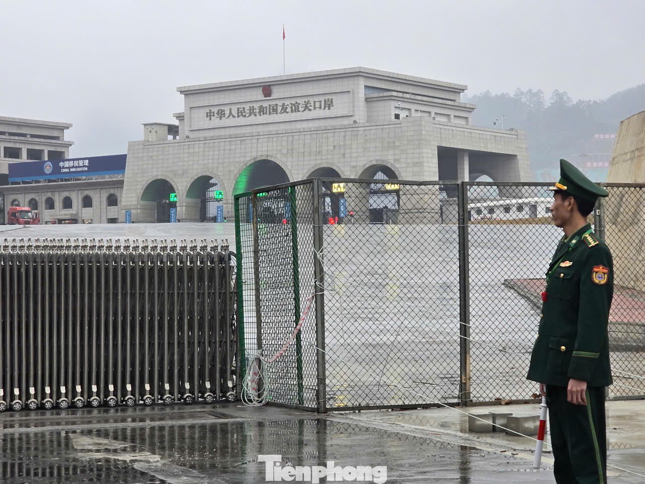 Ngoài nhiệm vụ kiểm tra thủ tục, tạo điều kiện cho các chuyến hàng qua biên giới Việt - Trung, cán bộ, chiến sỹ đồn Biên phòng cửa khẩu Quốc tế Hữu Nghị thực hiện công việc bảo vệ đường biên mốc giới, đảm bảo trật tự trị an trên địa bàn, góp phần xây dựng đường biên giới hòa bình, hữu nghị (ảnh: Duy Chiến).