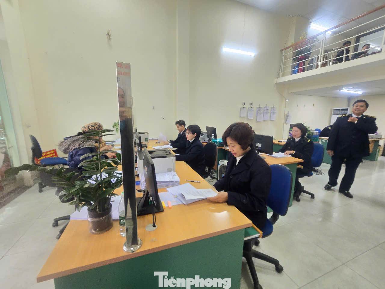 Các đơn vị chức năng làm việc tại cửa khẩu Lạng Sơn tăng cường quân số để làm thủ tục thông quan hàng hóa qua lại biên giới. Trong ảnh, các cán bộ, nhân viên Kiểm dịch thực vật Tân Thanh cải cách thủ tục hành chính, làm thủ tục thông quan cho các lô hàng nông sản, hoa quả tươi sang Trung Quốc (ảnh: Duy Chiến).