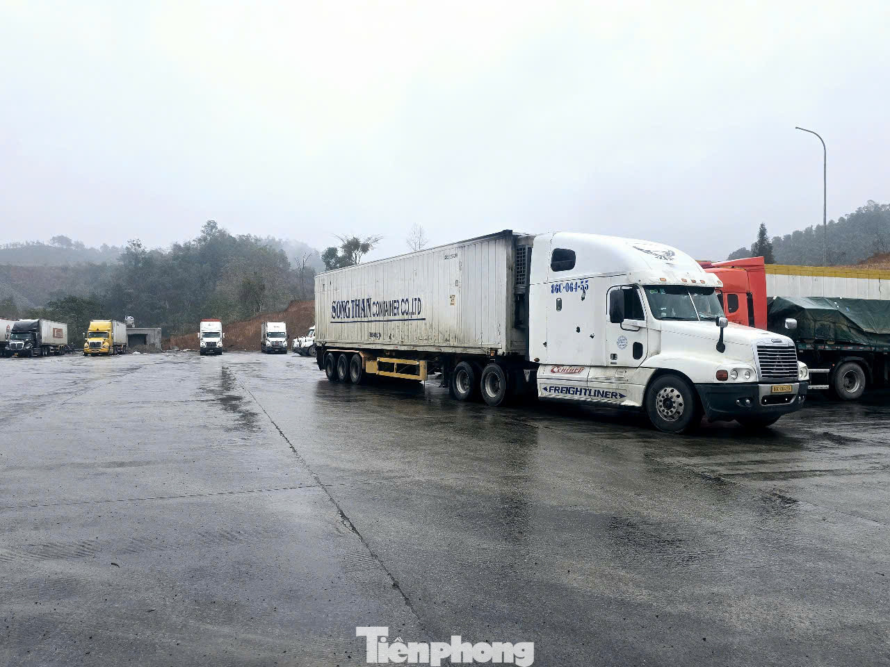 Theo báo cáo của Ban Quản lý khu kinh tế cửa khẩu Đồng Đăng - Lạng Sơn, số xe xuất nhập khẩu qua Lạng Sơn tăng từng ngày, Ví dụ như ngày 4/2 có 550 xe qua biên giới, ngày 5/2 đã có 705 xe, ngày 6/2 là 842, ngày 7/2 đã đạt đến con số 1196 xe được qua lại biên giới giao hàng (ảnh: Duy Chiến).