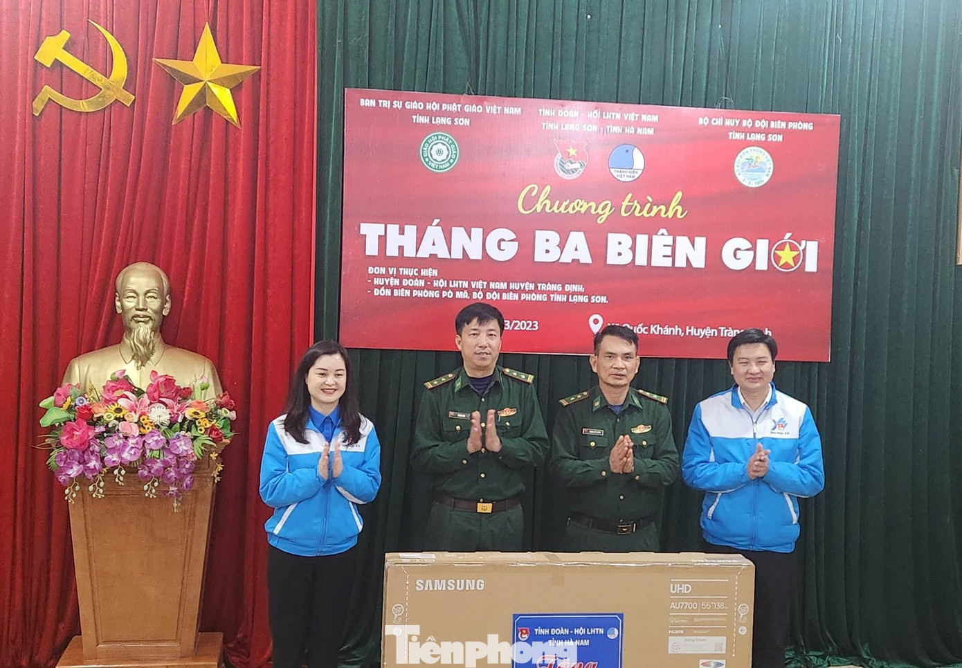 Bí thư Tỉnh Đoàn Lạng Sơn (ngoài cùng bên trái) và Bí thư Tỉnh Đoàn Hà Nam (ngoài cùng, bên phải) tặng quà cho cán bộ, chiến sĩ đồn Biên phòng Pò Mã. Ảnh: Duy Chiến