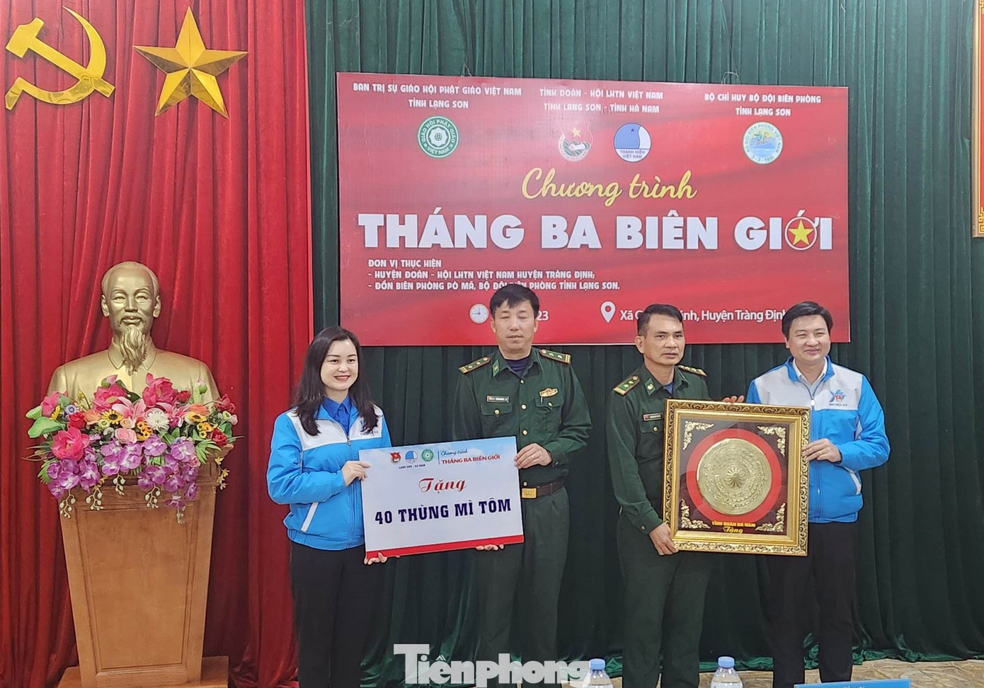 Tặng quà, hỗ trợ cho những chiến sĩ trên tuyến đầu Tổ quốc. Ảnh: Duy Chiến