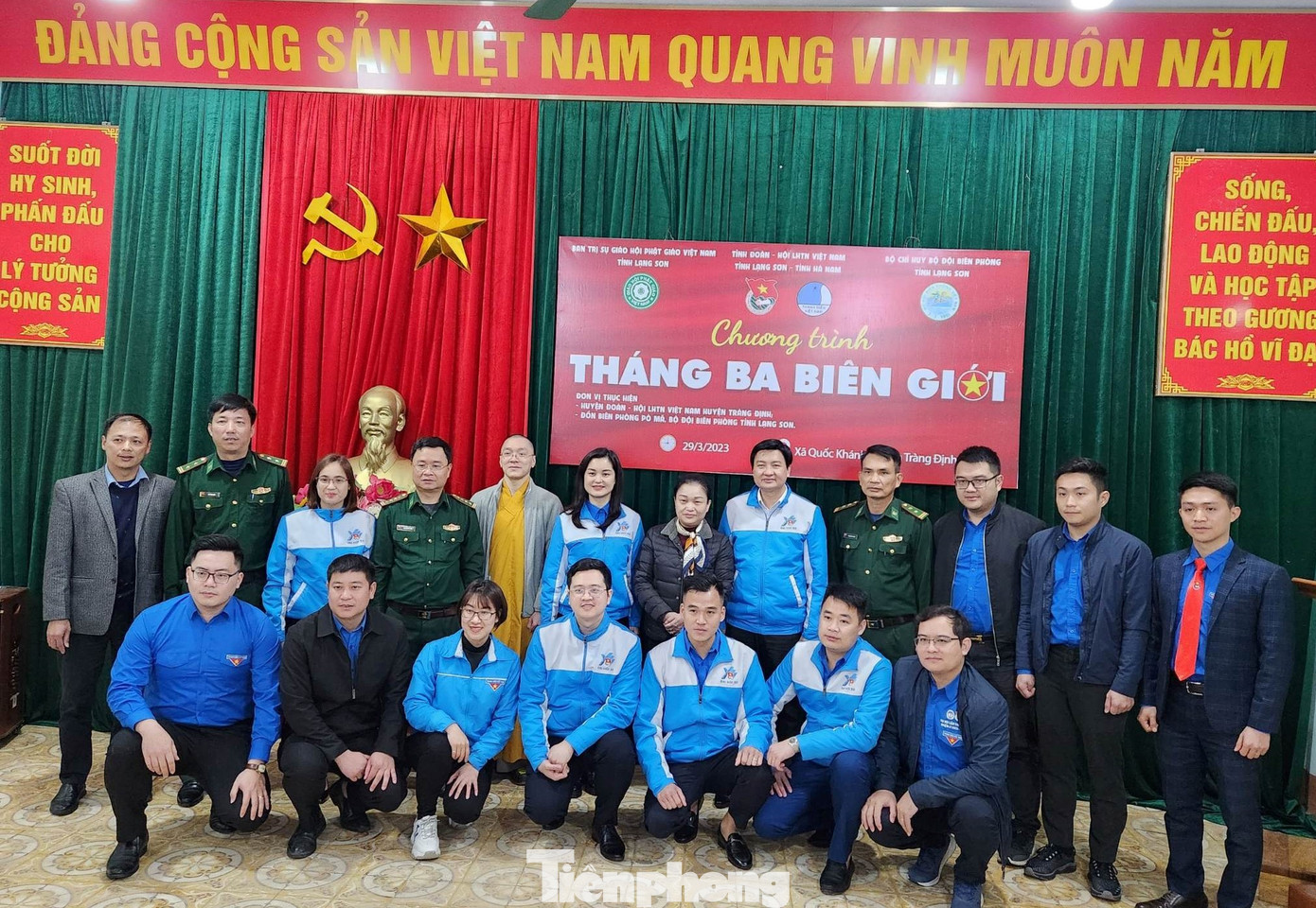 Thắm tình đoàn kết quân dân. Ảnh: Duy Chiến