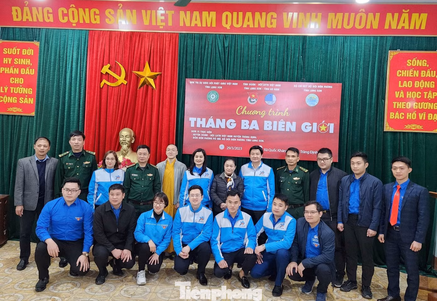 Thắm tình đoàn kết quân dân. Ảnh: Duy Chiến