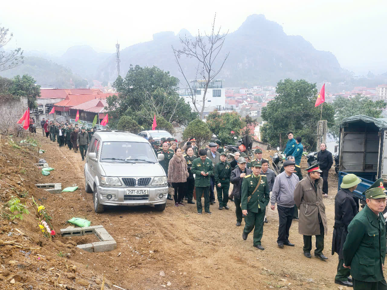 Rạng sáng 17/2, hàng trăm cựu chiến binh thuộc các đơn vị Tiểu đoàn 4, Trung đoàn 12, Sư đoàn 3 - Sao Vàng anh hùng cùng nhau trở về pháo đài thăm lại chiến trường xưa (Ảnh: Duy Chiến)