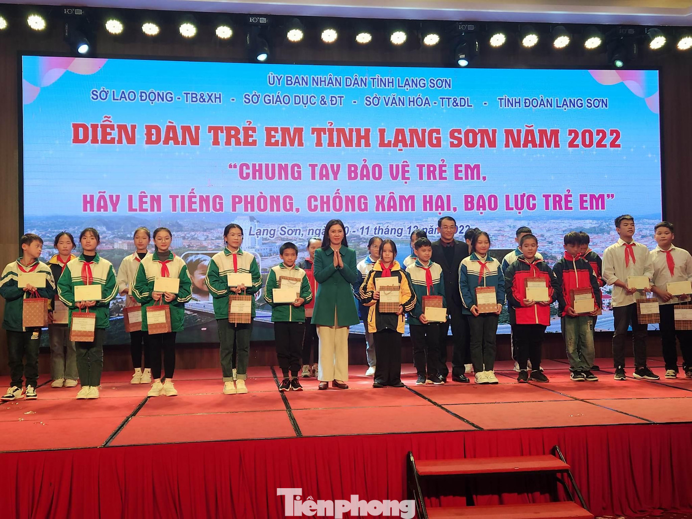 Trao quà tặng các em học sinh tiêu biểu trên địa bàn tỉnh Lạng Sơn. Ảnh: Duy Chiến