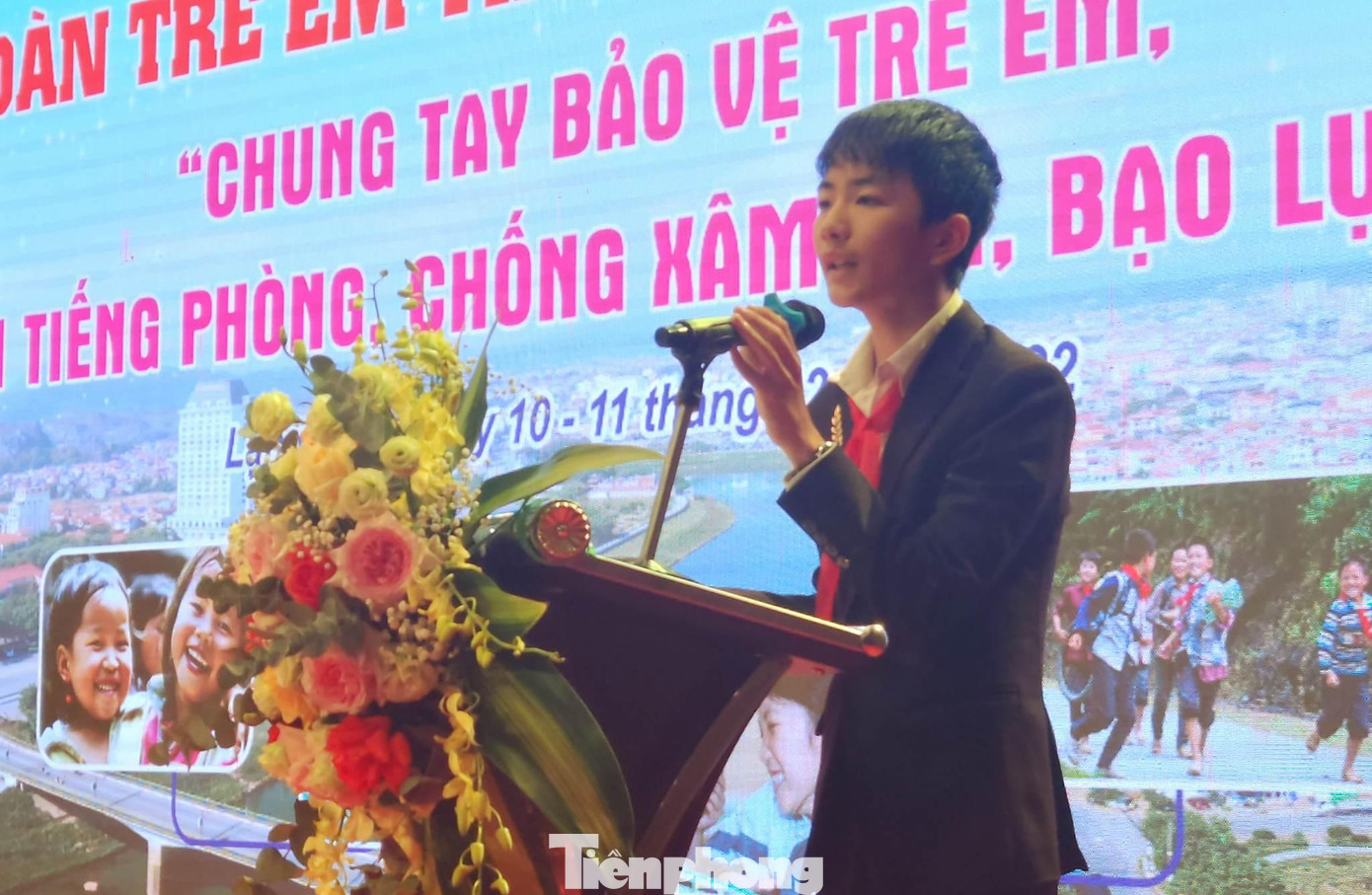 Bạn Đỗ Khánh Duy, lớp 8A1, Trường THCS Vĩnh Trại, thành phố Lạng Sơn đại diện cho tuổi trẻ xứ Lạng đọc khuyến nghị, thông điệp về bảo vệ, chăm sóc trẻ em xứ Lạng. Ảnh: Duy Chiến