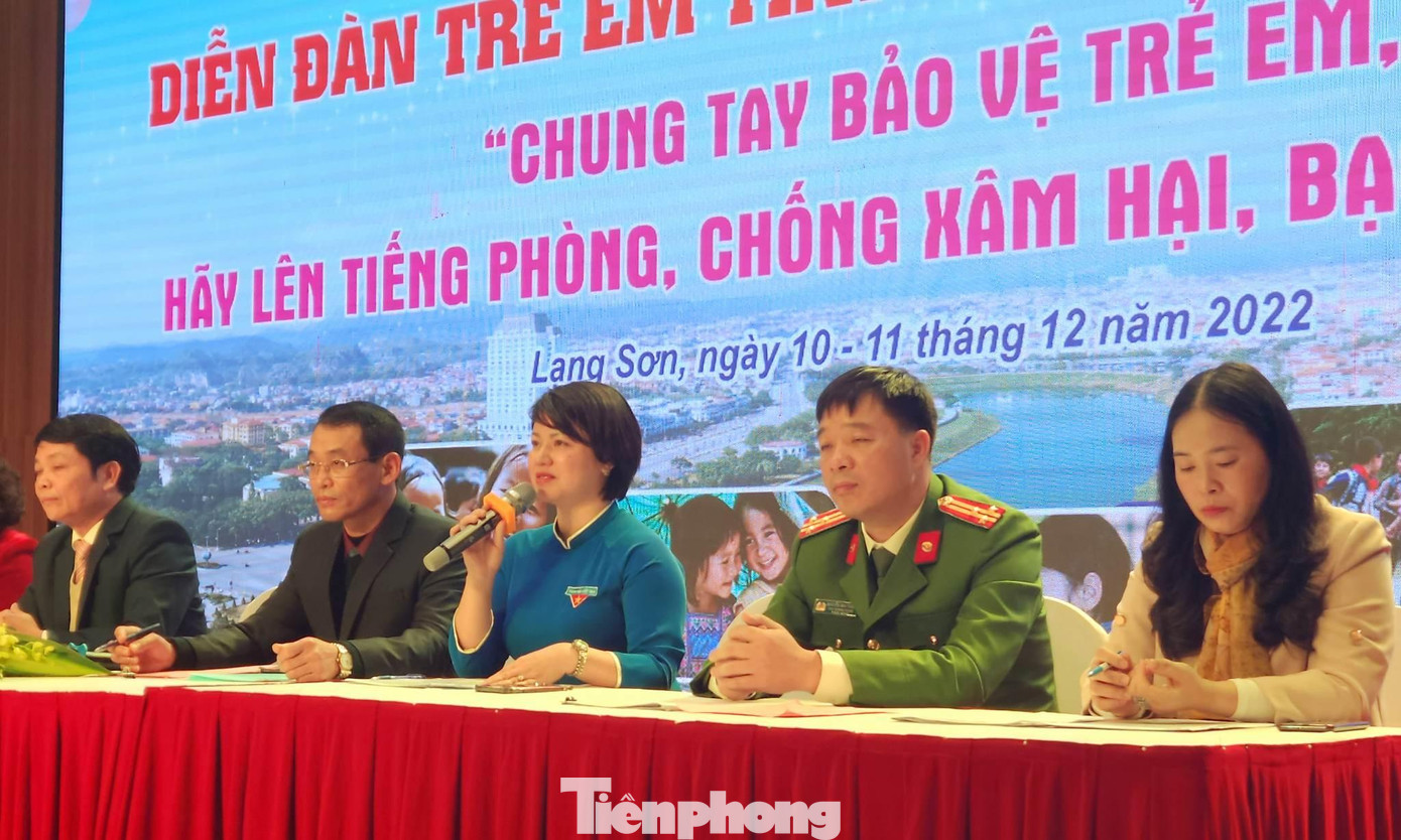 Đại diện các sở, ban, ngành tỉnh Lạng Sơn trả lời các câu hỏi mà giới trẻ Lạng Sơn quan tâm. Ảnh: Duy Chiến