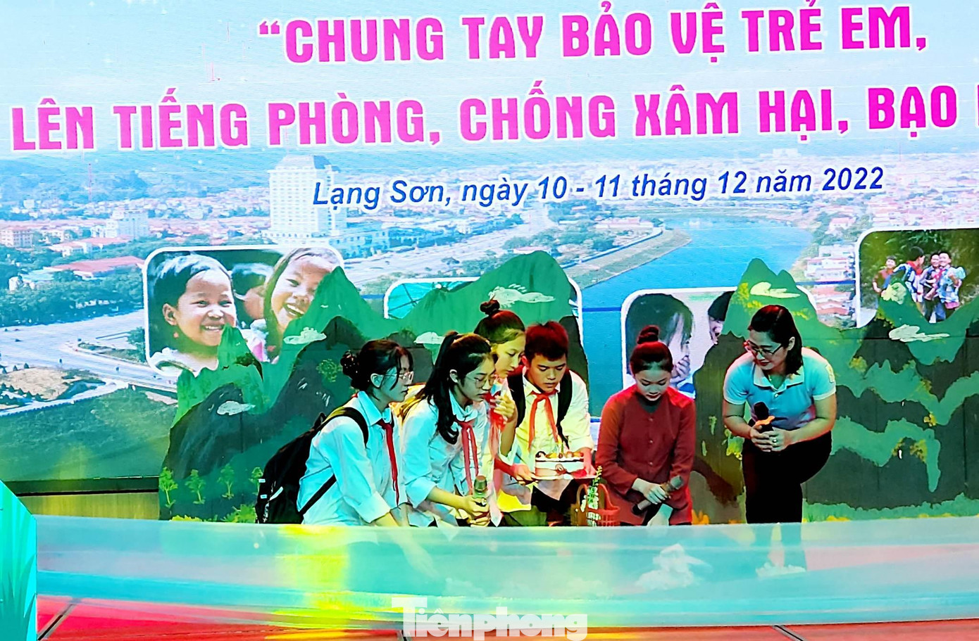 Ngoài tham gia ý kiến tại diễn đàn, giáo viên và học sinh Lạng Sơn còn xây dựng các tiết mục tuyên truyền về chống đuối nước, phòng chống các tệ nạn xã hội. Ảnh: Duy Chiến