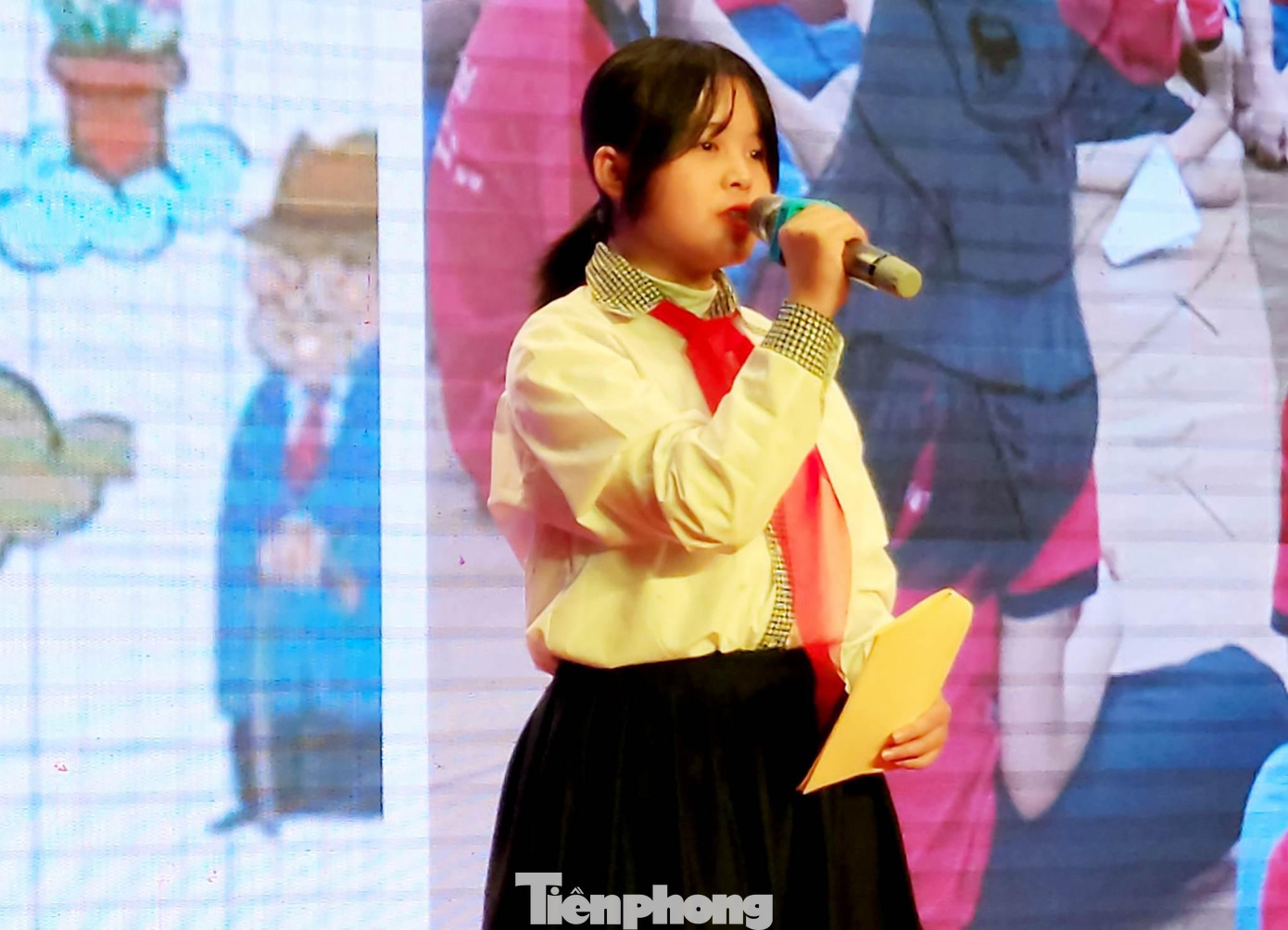 Đại diện học sinh Trường THCS xã Y Tịch, huyện Chi Lăng, Lạng Sơn trình bày ý kiến về trẻ em với vấn đề giáo dục đạo đức, lối sống, kỹ năng sống. Ảnh: Duy Chiến