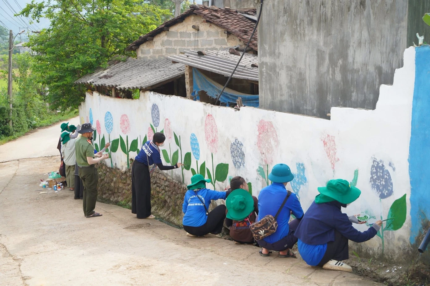 Vẽ tranh tường, làm đẹp đường làng ngõ xóm làng quê xứ Lạng.