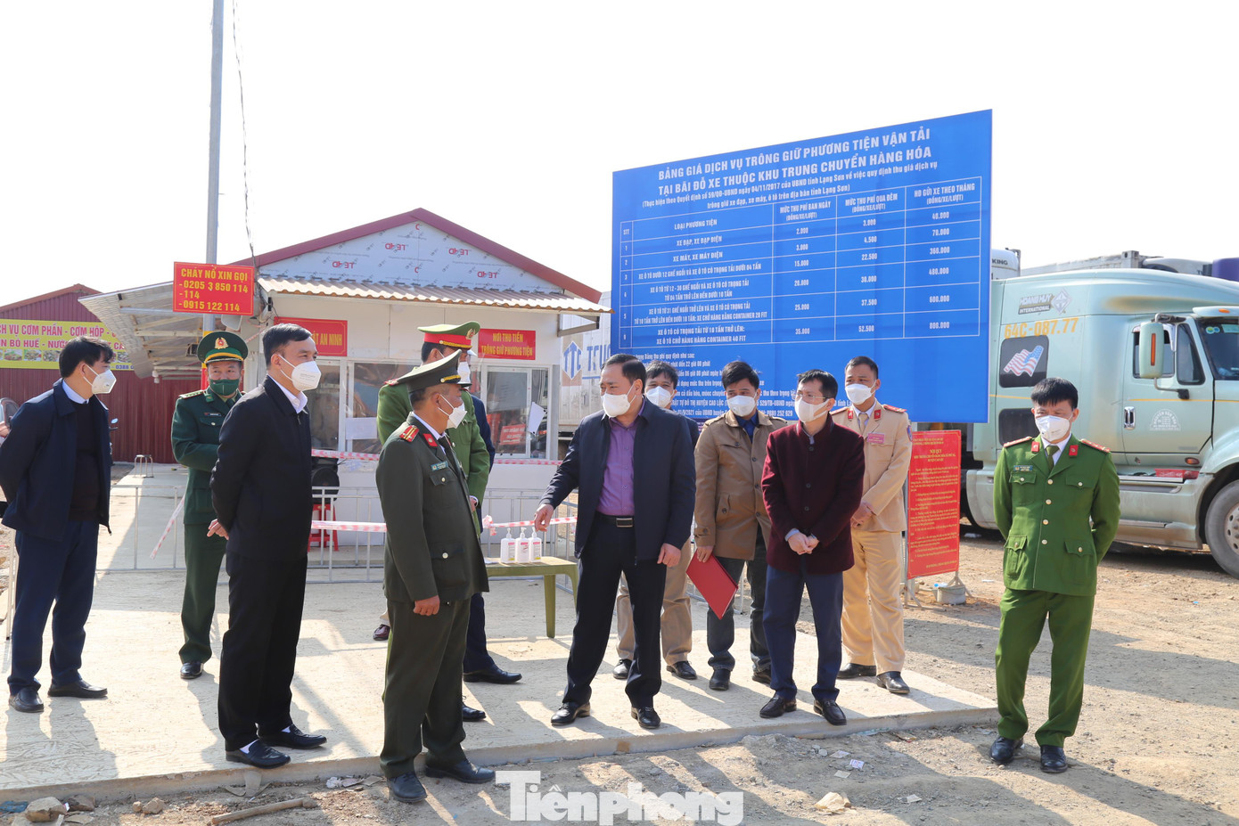 Chủ tịch UBND tỉnh Lạng Sơn yêu cầu các ngành chức năng bám sát tình hình thực tế ở cửa khẩu, thông báo kịp thời cho các doanh nghiệp các tỉnh để điều tiết xe hàng đến Lạng Sơn, tránh ùn ứ cục bộ -Ảnh: Duy Chiến