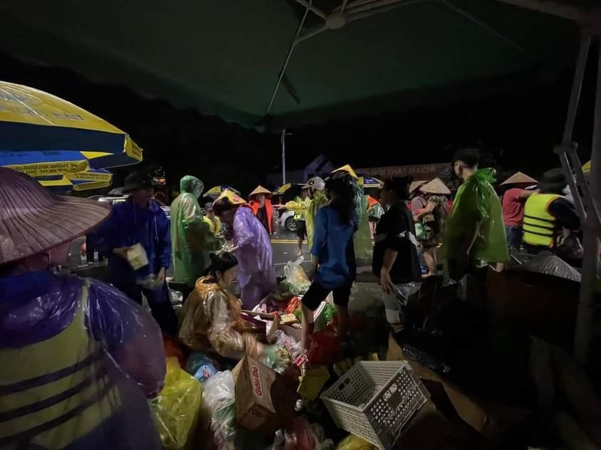 Tuổi trẻ Thái Nguyên thâu đêm suốt sáng sơ tán đồ đạc đến nơi an toàn, đồng thời tổ chức các điểm hỗ trợ người dân vượt qua giai đoạn khó khăn.