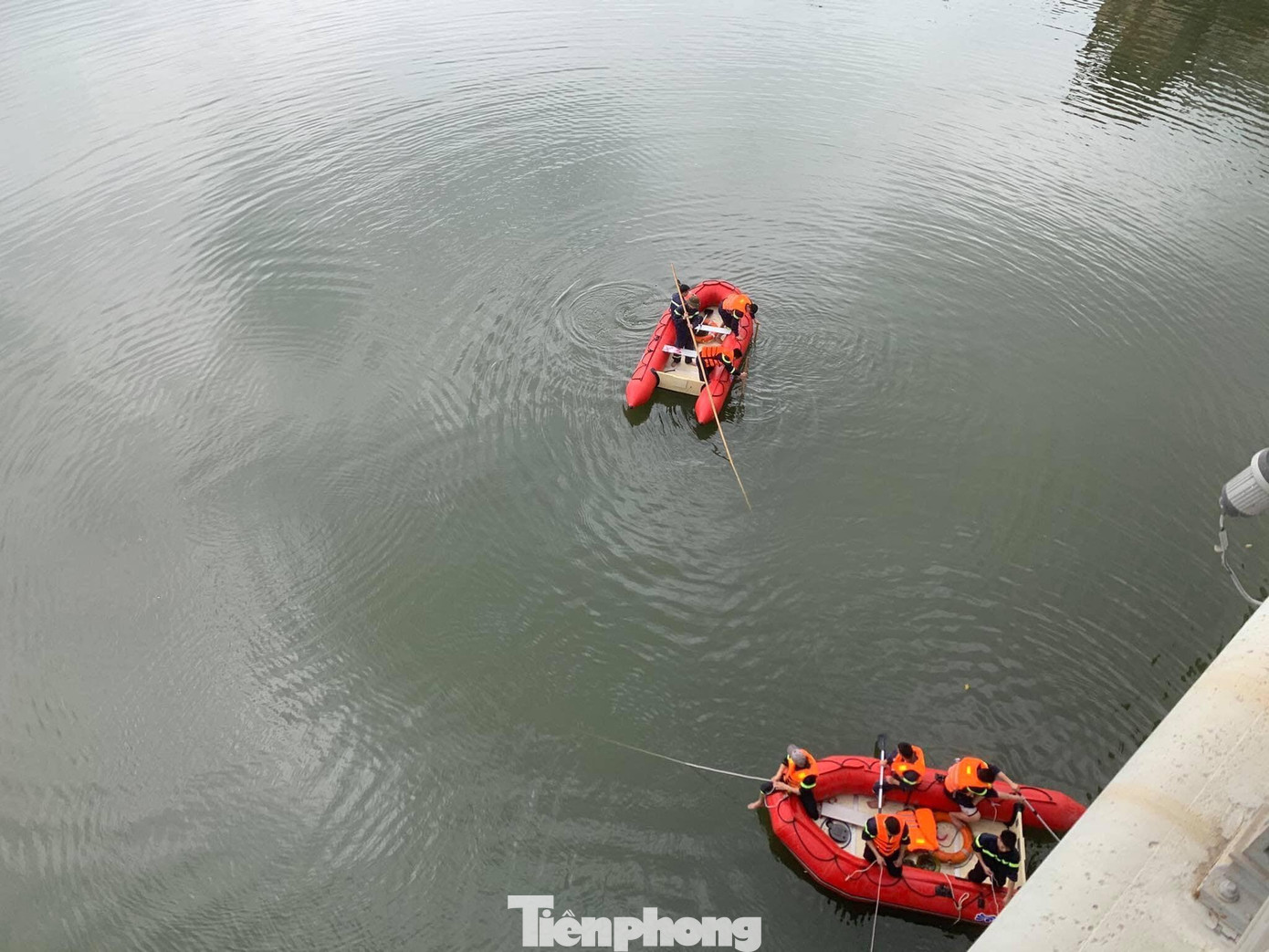 Người thanh niên nhảy đúng giữa cầu, đoạn nước sâu nên công việc tìm kiếm gặp khó khăn .Ảnh: Duy Chiến