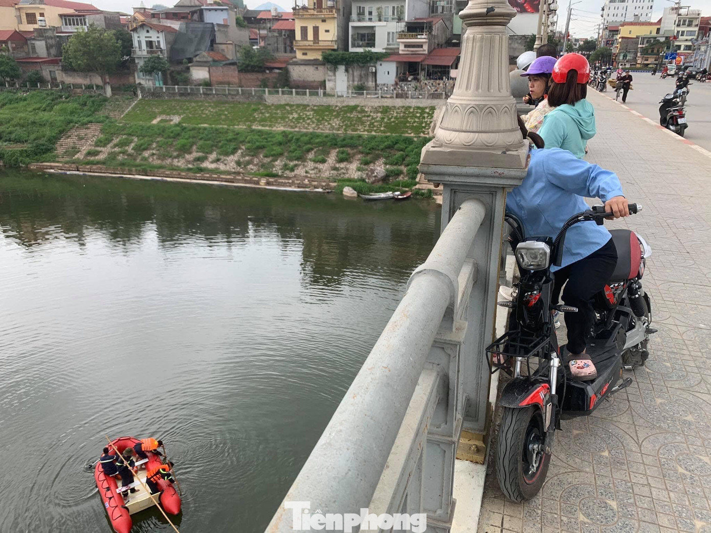 Lực lượng chức năng phân luồng giao thông, đảm bảo trật tự lưu thông trên cầu Kỳ Cùng