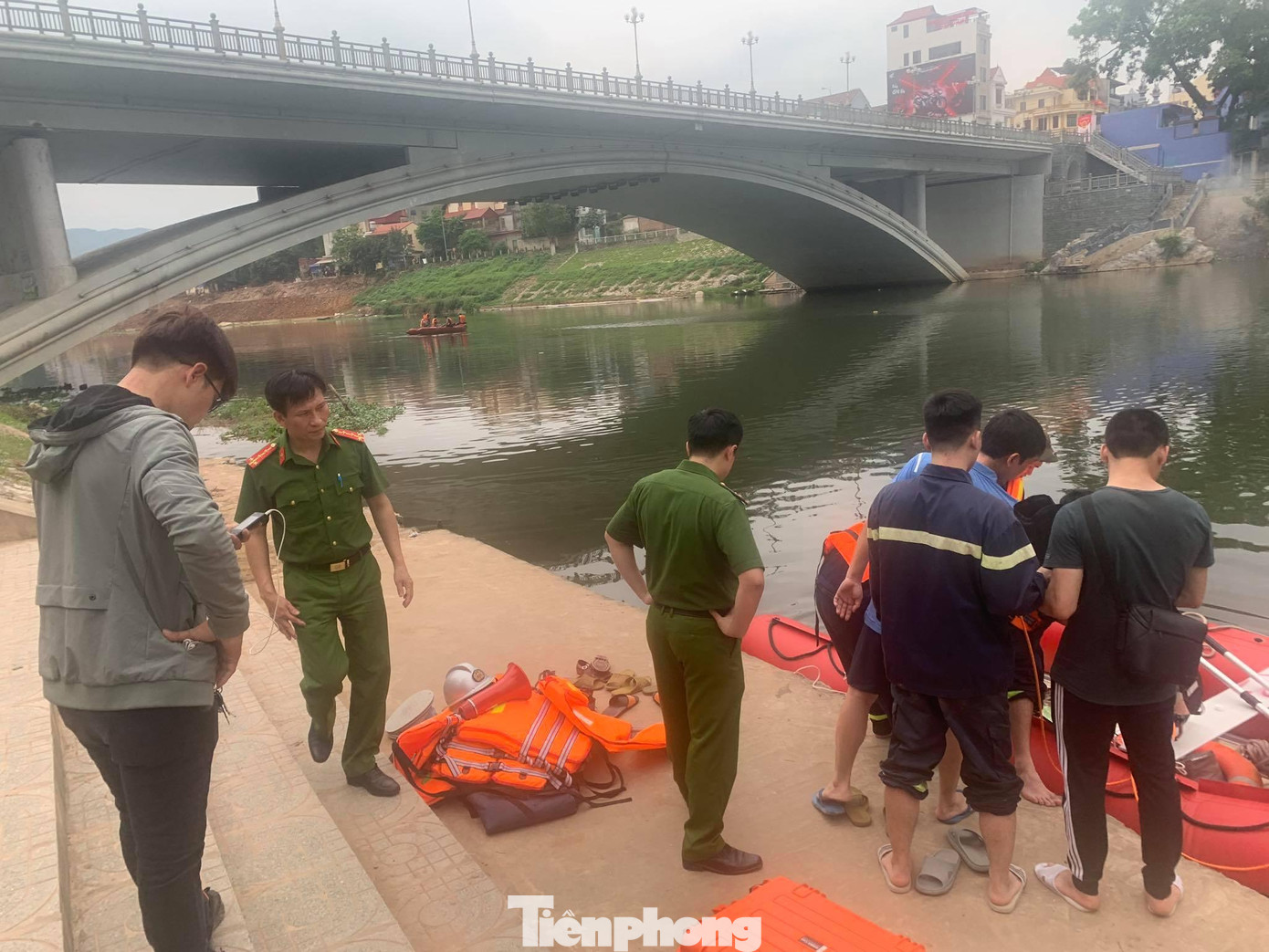 Công an tỉnh Lạng Sơn huy động lực lượng, phương tiện tìm kiếm tung tích nạn nhân