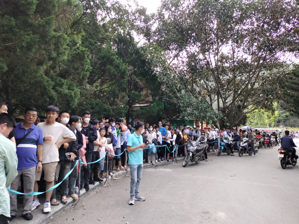 Lượng khách đến khu di tích lịch sử Pác Pó rất đông. Ảnh: Thế Hiển