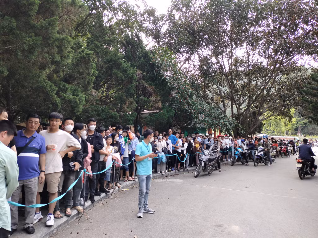 Lượng khách đến khu di tích lịch sử Pác Pó rất đông. Ảnh: Thế Hiển