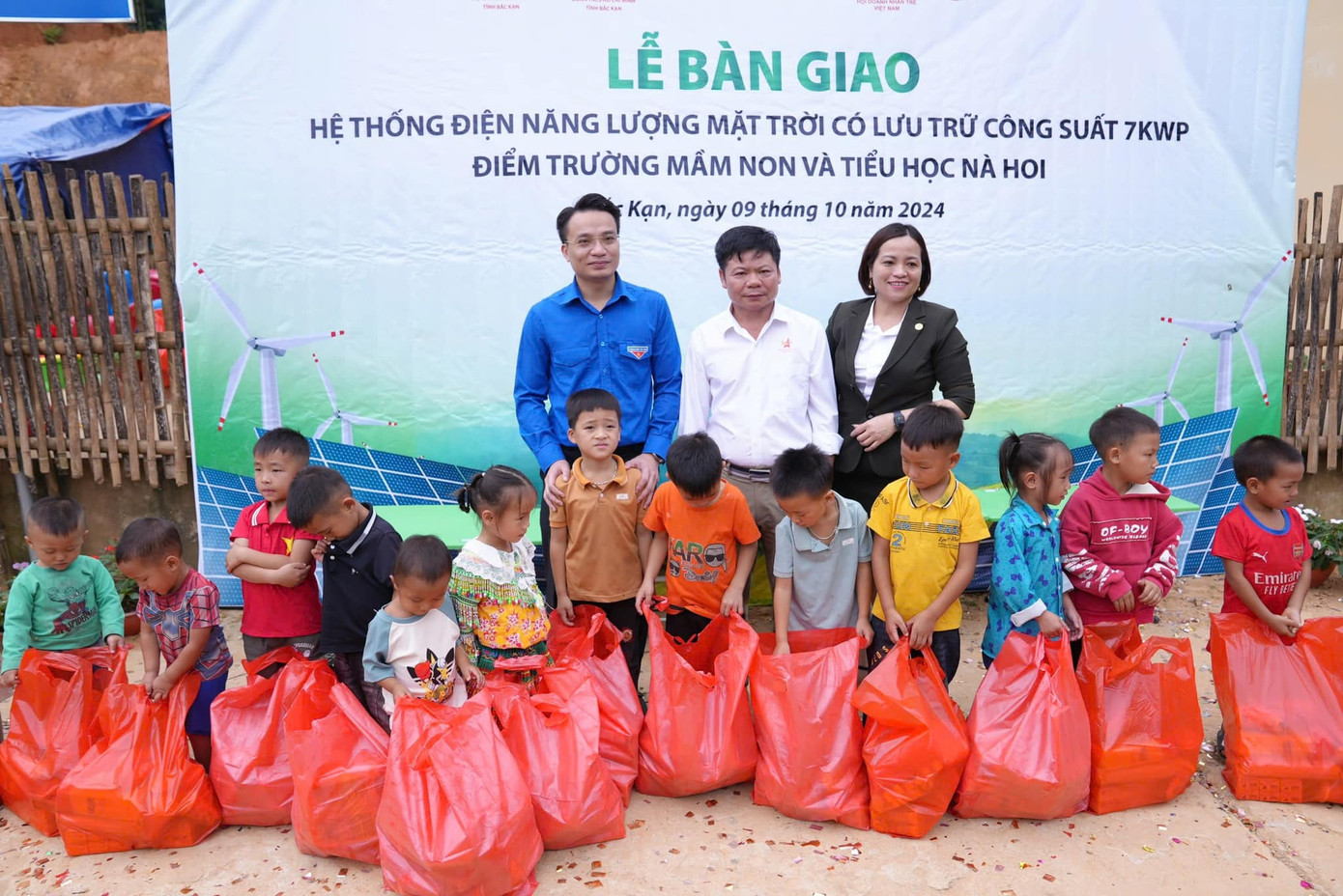 Tỉnh Đoàn- Hội LHTN Việt Nam tỉnh Bắc Kạn tặng nhiều phần quà cho các em học sinh.