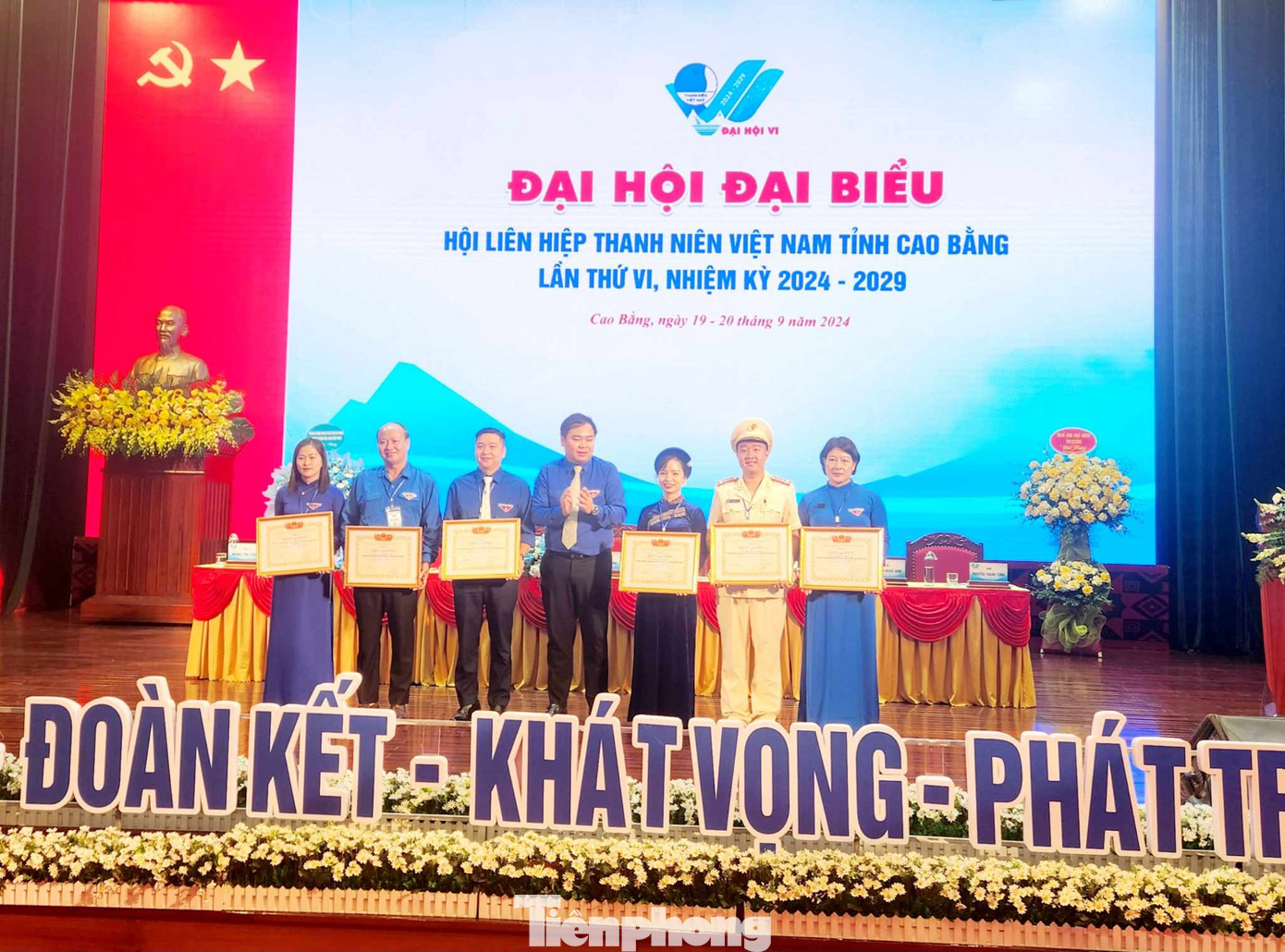 Các tập thể, cá nhân có thành tích xuất sắc nhận Bằng khen của Trung ương Hội LHTN Việt Nam.