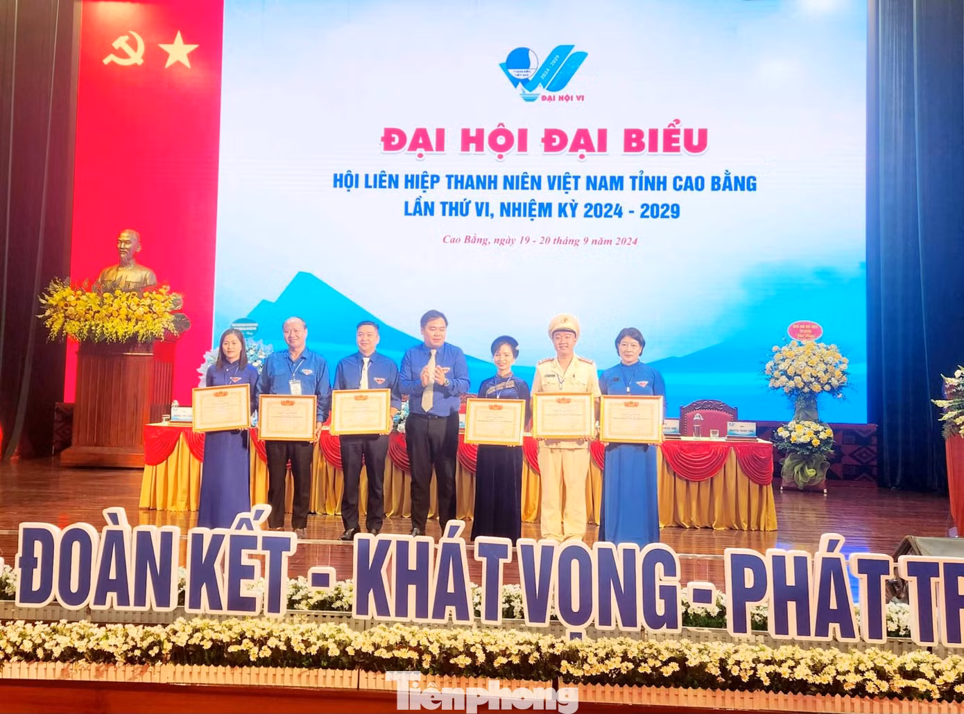 Các tập thể, cá nhân có thành tích xuất sắc nhận Bằng khen của Trung ương Hội LHTN Việt Nam. Các tập thể, cá nhân có thành tích xuất sắc nhận Bằng khen của Trung ương Hội LHTN Việt Nam.