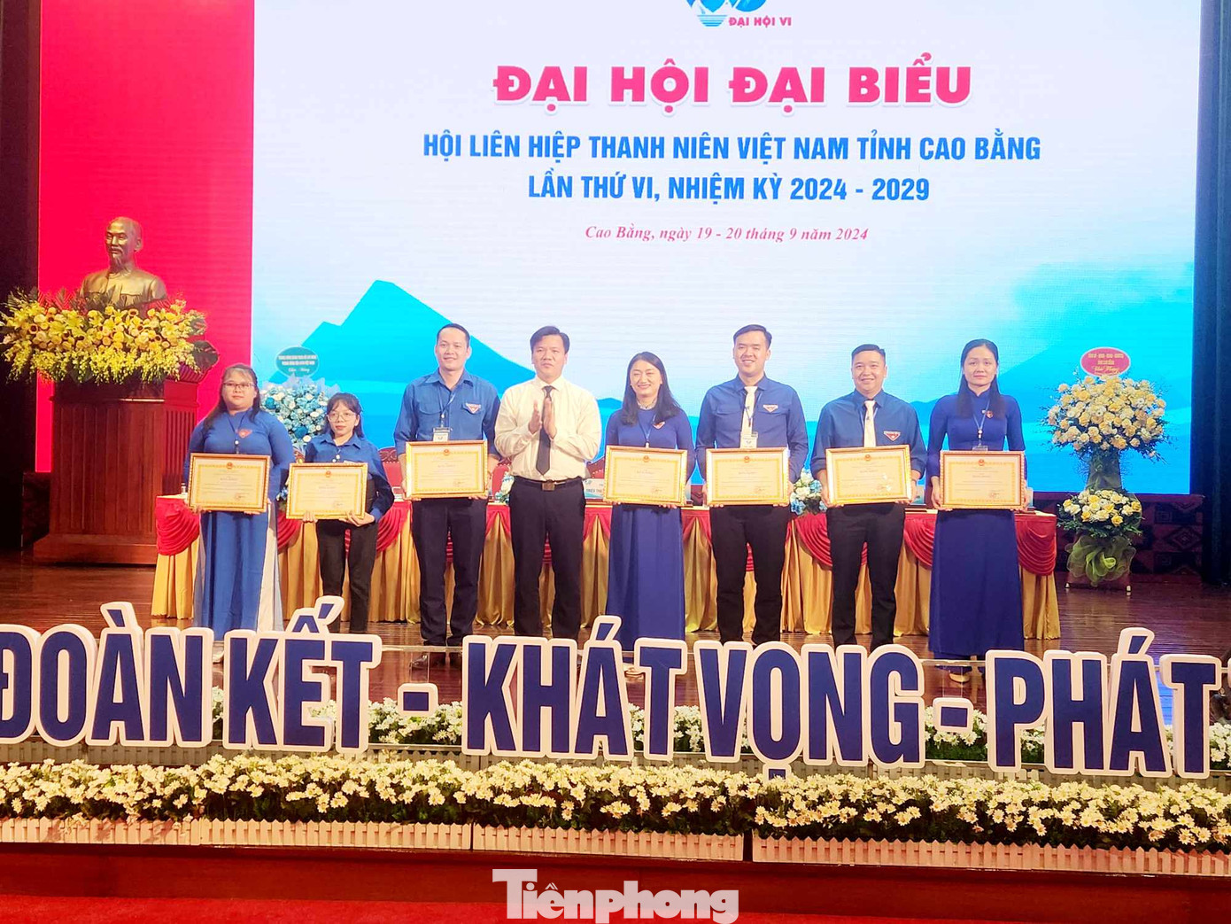 Tặng bằng khen cho tập thể, cá nhân xuất sắc.