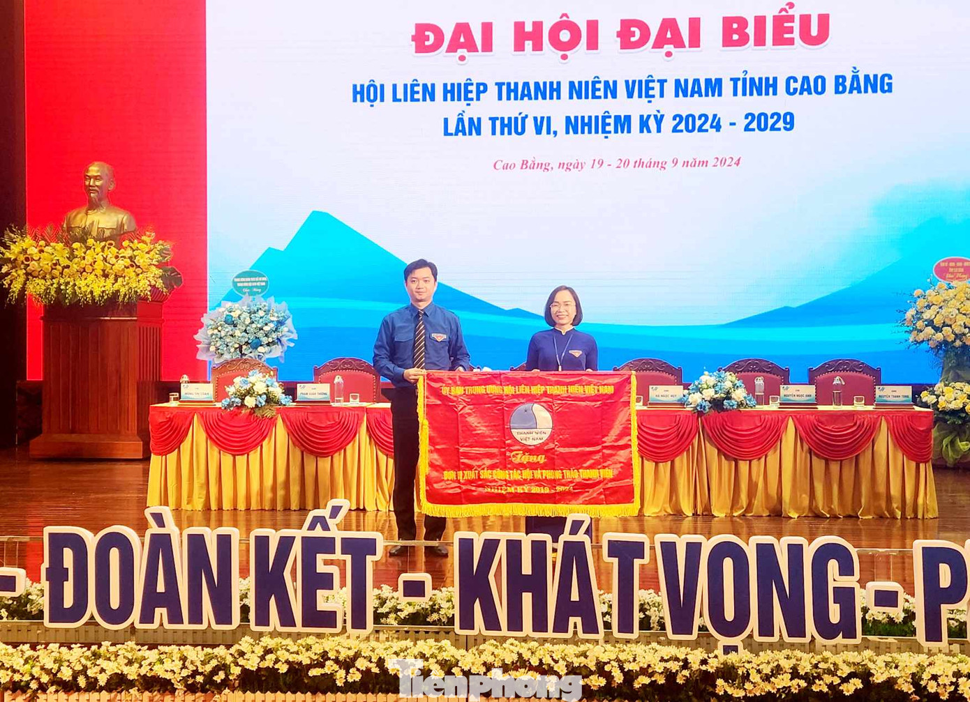 Hội LHTN Việt Nam thành phố Cao Bằng nhận cờ thi đua của Trung ương Hội LHTN Việt Nam.