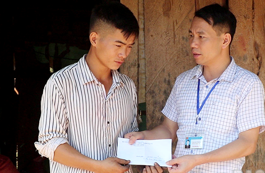 Ông Vi Quang Chung, Phó Chủ tịch UBND huyện Chi Lăng (phải) trao tiền hỗ trợ cho gia đình anh Đạt. Ông Vi Quang Chung, Phó Chủ tịch UBND huyện Chi Lăng (phải) trao tiền hỗ trợ cho gia đình anh Đạt.