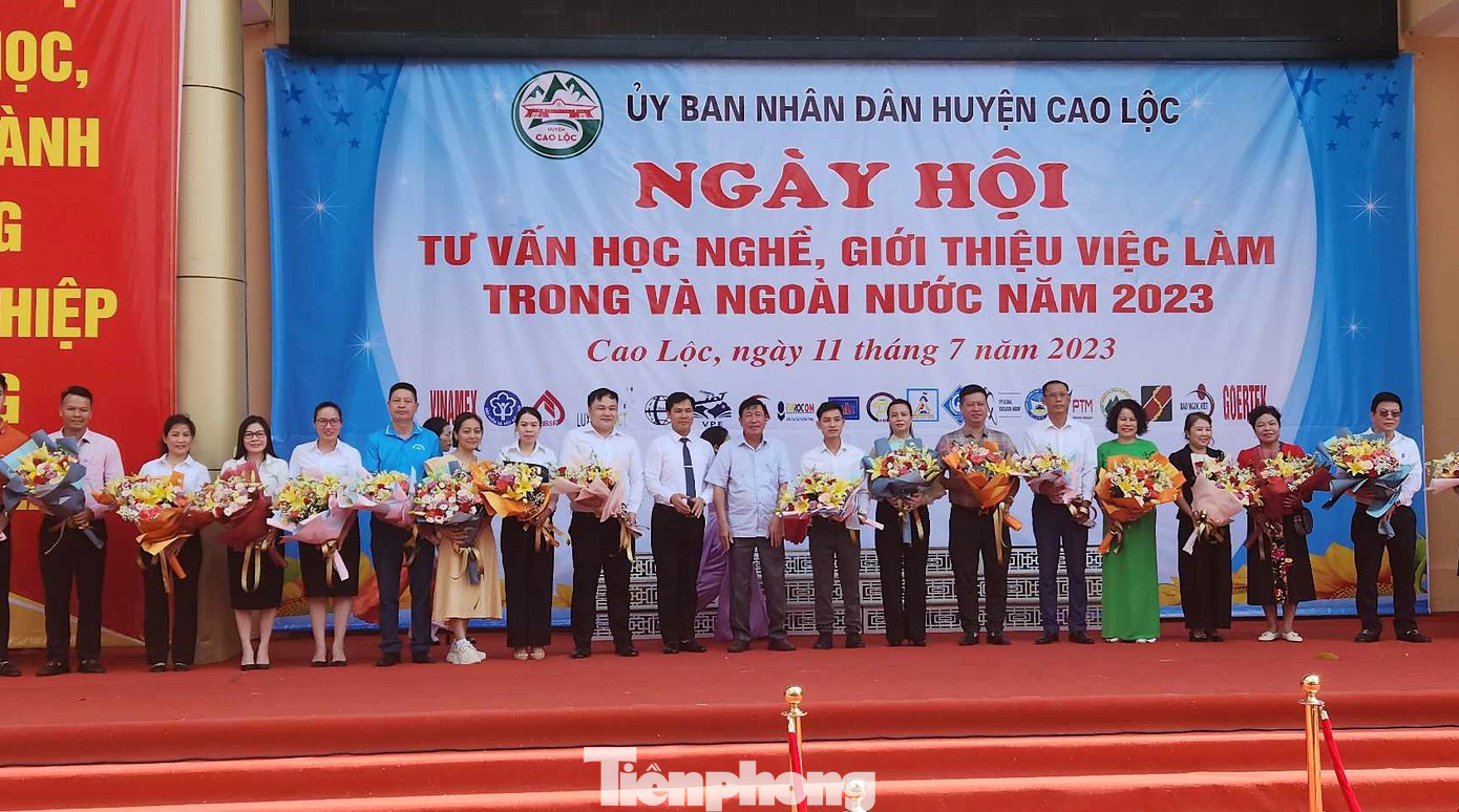 Ban tổ chức tặng hoa cho các đơn vị đồng hành, tham gia ngày hội. Ban tổ chức tặng hoa cho các đơn vị đồng hành, tham gia ngày hội.