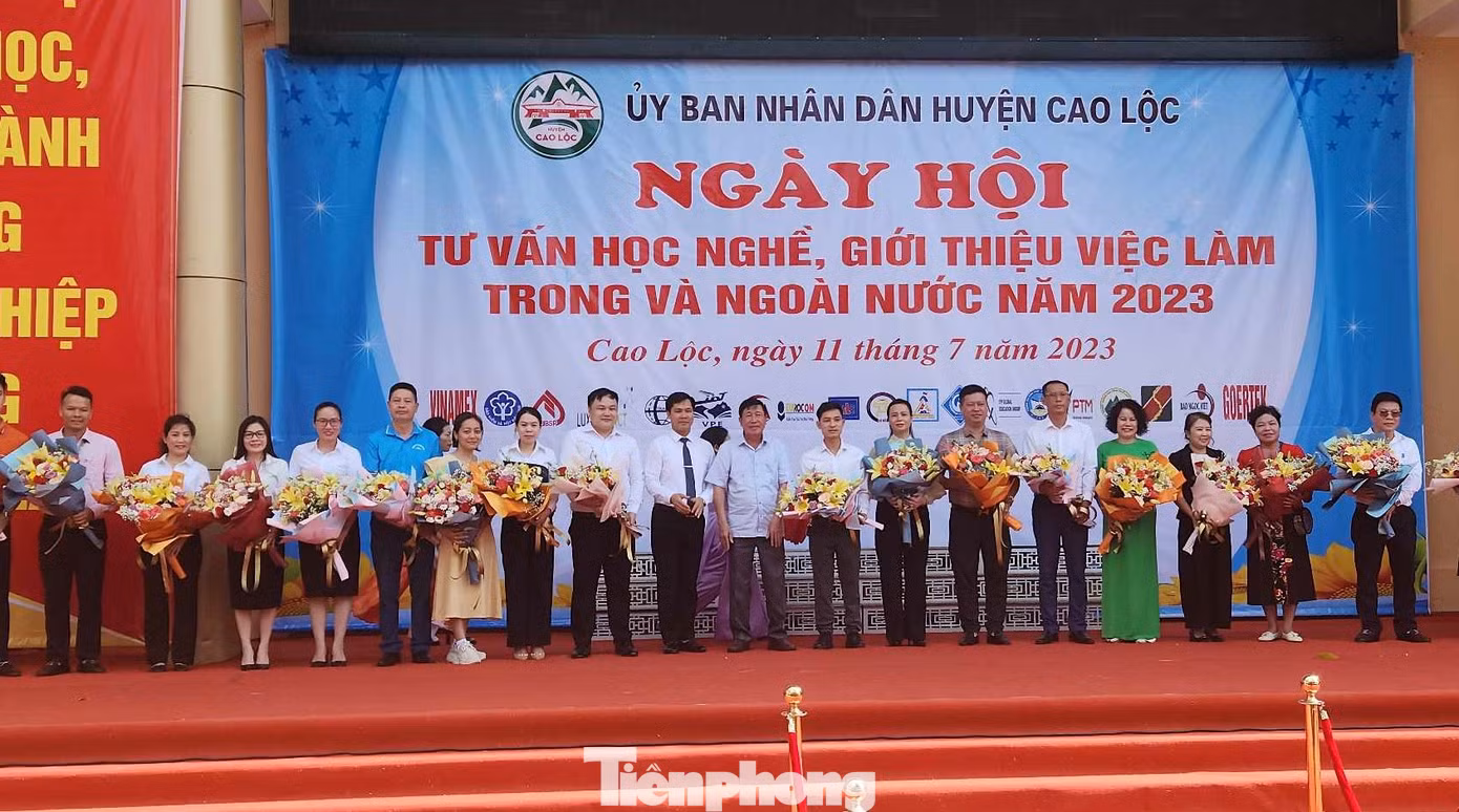 Ban tổ chức tặng hoa cho các đơn vị đồng hành, tham gia ngày hội.