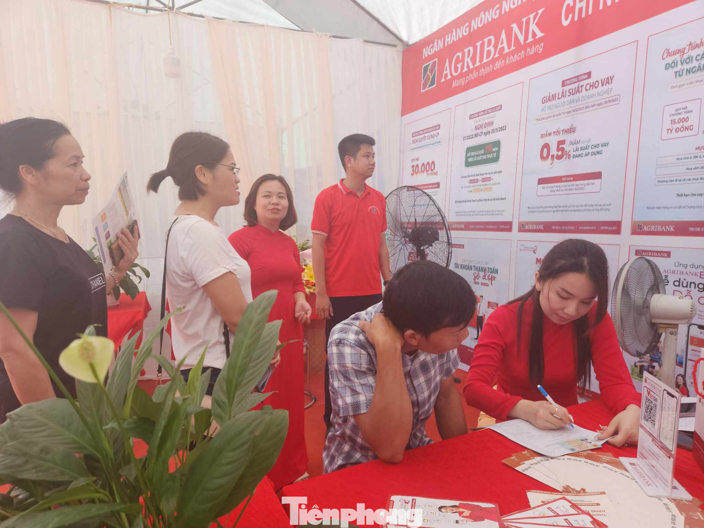 Giới trẻ và người dân địa phương được tư vấn về tín dụng, vay vốn, mở tài khoản ngân hàng. Giới trẻ và người dân địa phương được tư vấn về tín dụng, vay vốn, mở tài khoản ngân hàng.