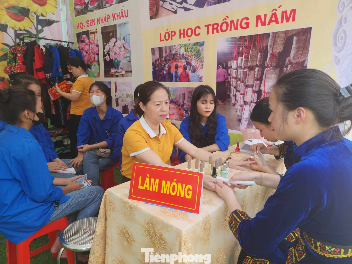 Nghề làm móng tay được đoàn viên, thanh niên Trung tâm GDNN-GDTX ưa thích. Nghề làm móng tay được đoàn viên, thanh niên Trung tâm GDNN-GDTX ưa thích.