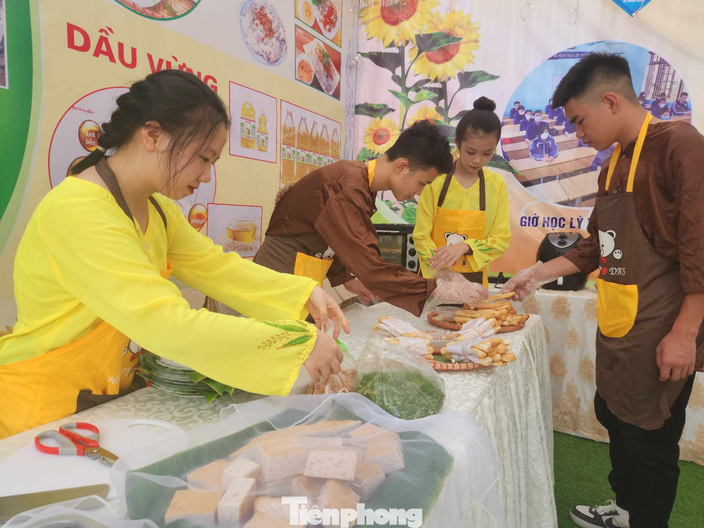 Giới trẻ Cao Lộc chế biến các món ăn. Ảnh: Duy Chiến Giới trẻ Cao Lộc chế biến các món ăn. Ảnh: Duy Chiến