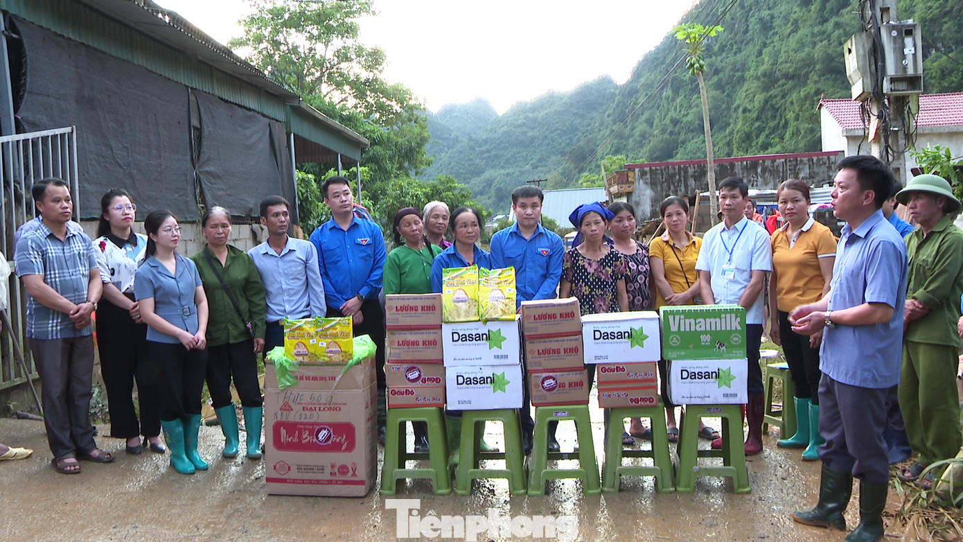 Người dân các xã Lương Năng, Tràng Phái (huyện Văn Quan) nhận quà.