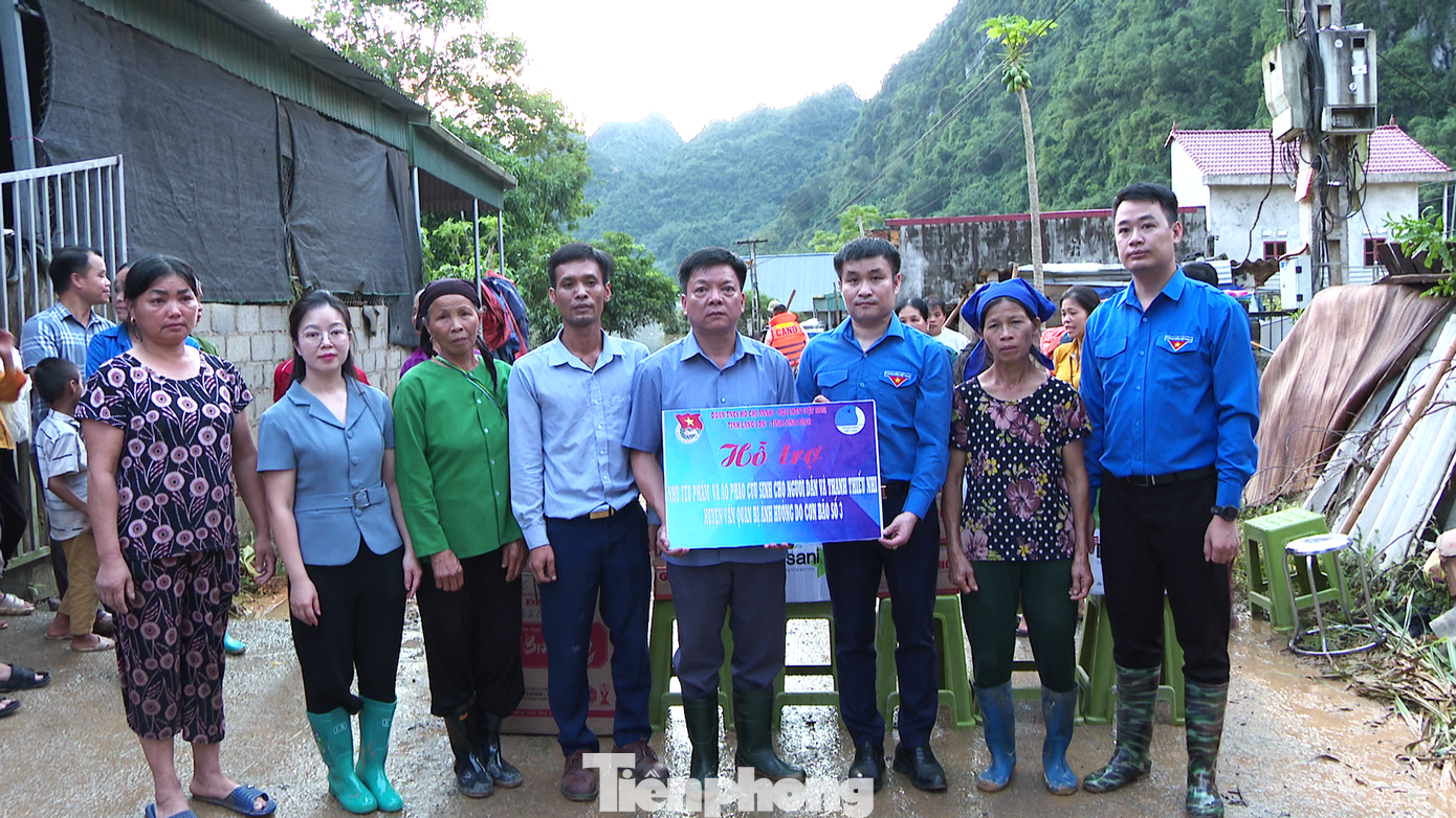 Trao biển tượng trưng hỗ trợ quà cho nhân dân huyện Văn Quan.