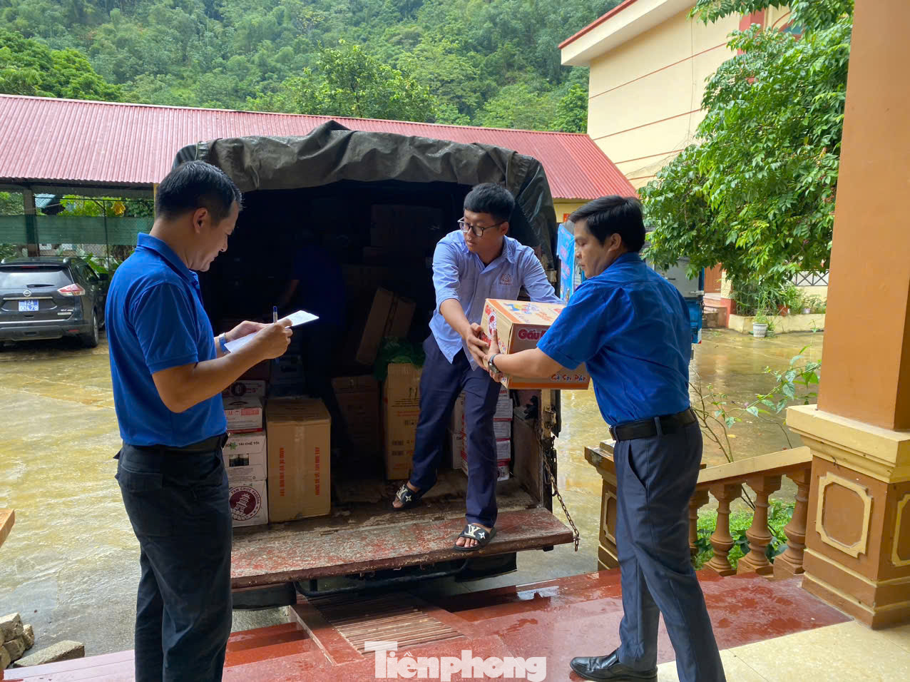 Tập kết hàng, quà tặng của các đơn vị, tổ chức, cá nhân chung tay giúp Lạng Sơn khắc phục bão lũ.