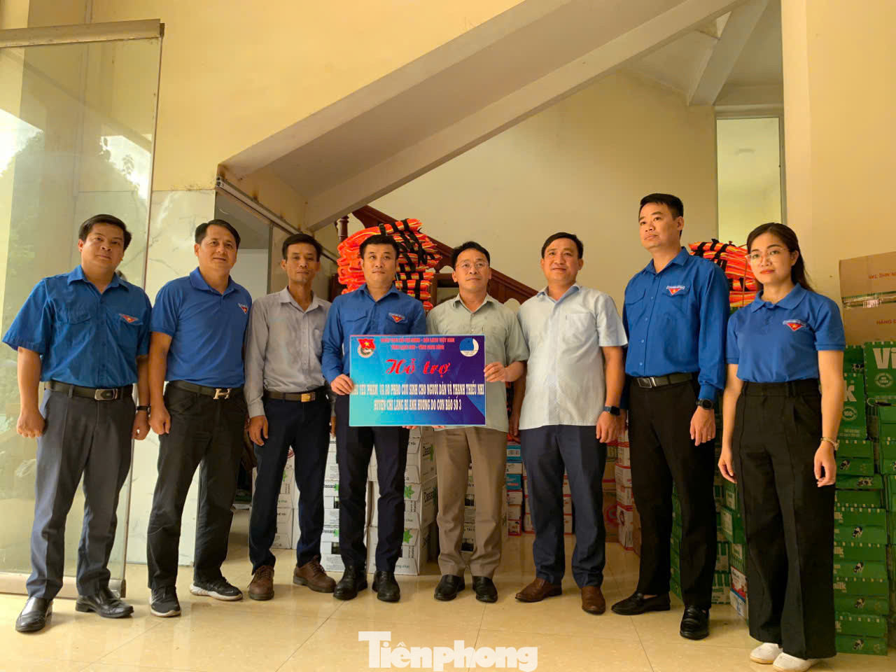 Tỉnh Đoàn Ninh Bình và các tổ chức đồng hành trao biển hỗ trợ cho huyện Chi Lăng.