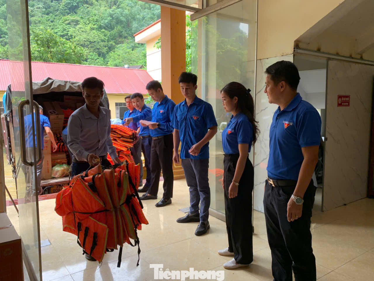 Hỗ trợ áo phao cho huyện Chi Lăng, tỉnh Lạng Sơn.