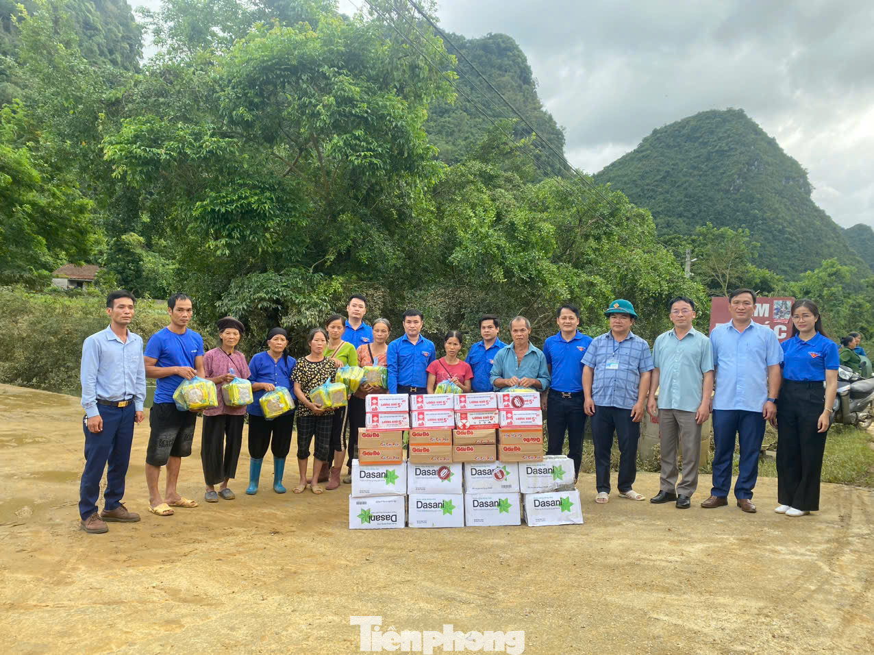 Nhân dân vùng lũ ở Chi Lăng nhận quà của Tỉnh Đoàn Ninh Bình và các nhà đồng hành.
