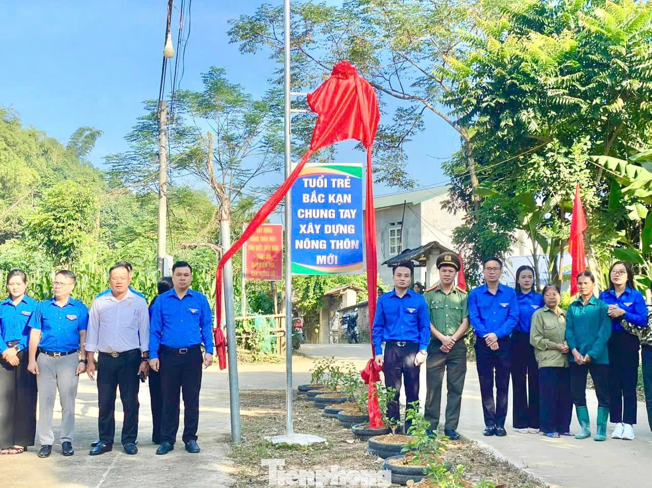 Khánh thành công trình thắp sáng đường quê.